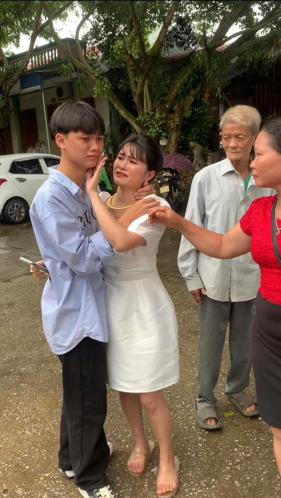 Chủ clip cho biết, thời điểm đó việc đưa dâu đã hoàn tất, mọi người ở nhà gái chuẩn bị lên xe ra về. Lúc này cậu em trai không muốn xa chị liền chạy đến bên cạnh ôm một lúc lâu.