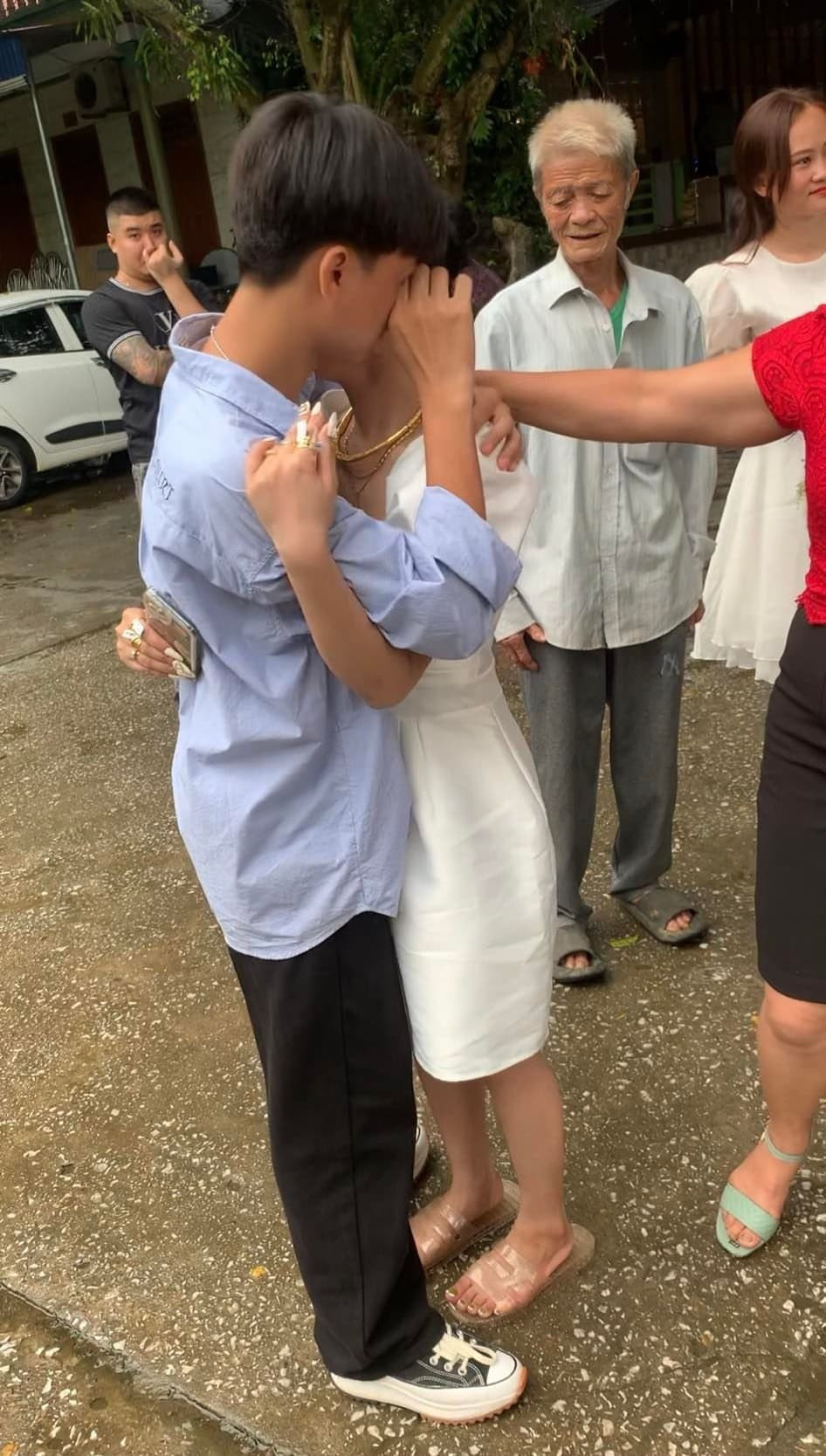 Đứng trước cảnh tượng xúc động đến từ em trai, người chị cũng không kìm được cảm xúc, vừa khóc vừa lấy tay lau nước mắt rồi động viên, an ủi em trai.