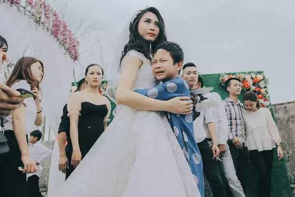 Hình ảnh những cậu em trai mếu máo trong ngày cưới chắc chắn sẽ khiến các cô chị không thể nào quên.