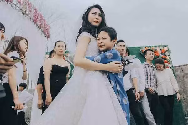 Hình ảnh những cậu em trai mếu máo trong ngày cưới chắc chắn sẽ khiến các cô chị không thể nào quên.