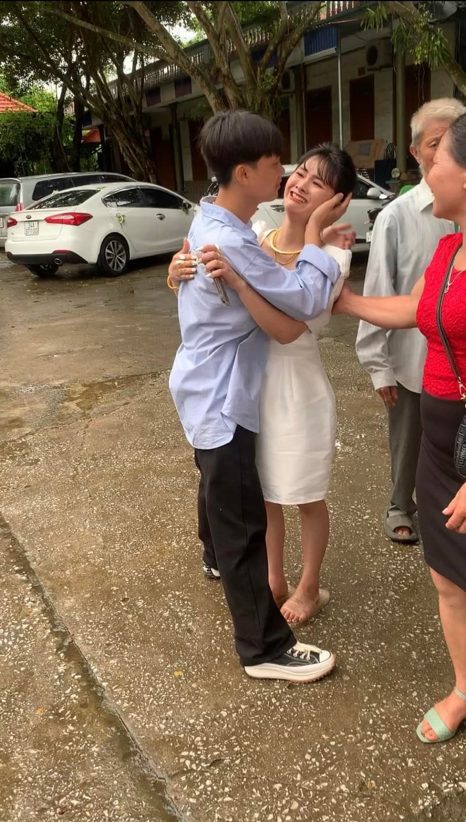 Em trai khóc nức nở ngày chị gái lấy chồng gây bão mạng Em trai khoc nuc no ngay chi gai lay chong gay bao mang