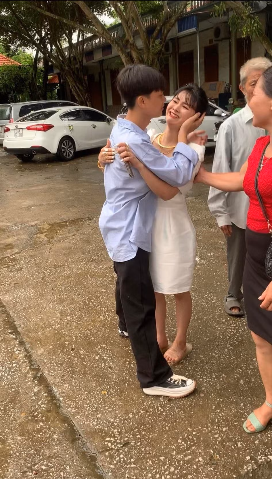 Em trai khoc nuc no ngay chi gai lay chong gay bao mang