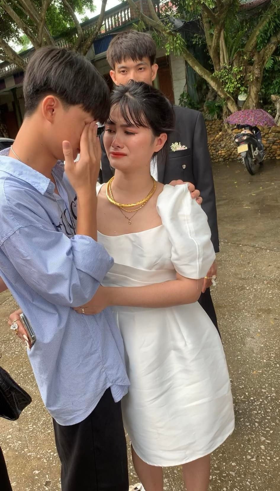 Các cô bác trong họ nhìn thấy cảnh này đều thương hai chị em vì biết rõ về hoàn cảnh của họ.