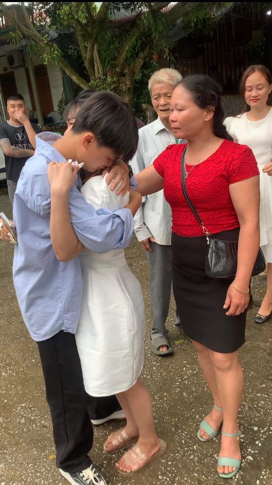 Người đăng chia sẻ, hai chị em từ nhỏ đã không còn bố mẹ nên nương tựa vào nhau rất nhiều. Có lẽ vì vậy mà giờ đây khi chị đi lấy chồng, em trai cảm thấy buồn và không nỡ xa.