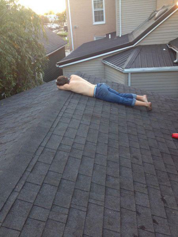 Ngoài việc ngủ trong nhà vệ sinh, nhiều chàng bợm nhậu còn chọn địa điểm khác để an giấc đó là mái nhà.