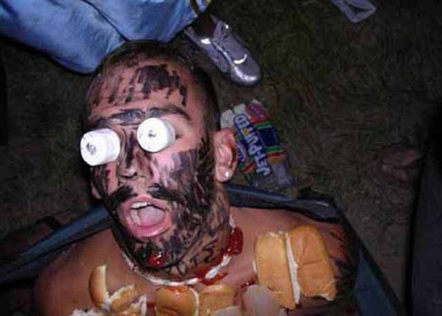 Đâu chỉ đơn giản say là ngủ mà nhiều anh chàng còn rơi vào hoàn cảnh mua vui cho cả gia đình.