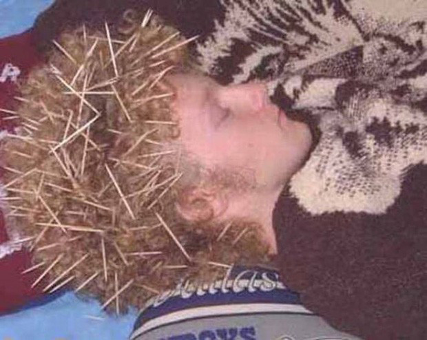 Say rồi mà ngủ cũng không yên với các bà vợ khi bị biến thành trò cười.