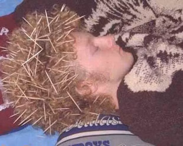 Say rồi mà ngủ cũng không yên với các bà vợ khi bị biến thành trò cười.