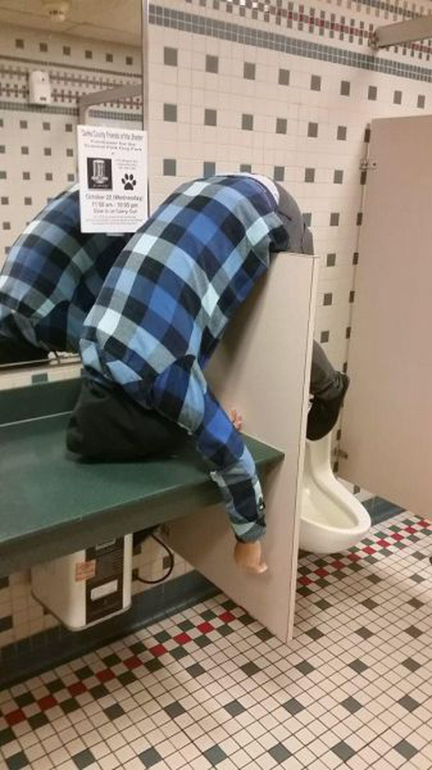 Việc bị ngủ trong nhà vệ sinh là điều mà bất cứ bợm nhậu nào cũng đã từng đôi lần trải qua. Cảm giác của nó thật tệ khi toàn thân mỏi mệt vì nằm sai tư thế.