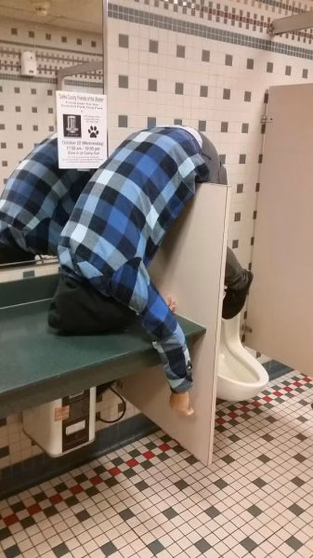 Việc bị ngủ trong nhà vệ sinh là điều mà bất cứ bợm nhậu nào cũng đã từng đôi lần trải qua. Cảm giác của nó thật tệ khi toàn thân mỏi mệt vì nằm sai tư thế.