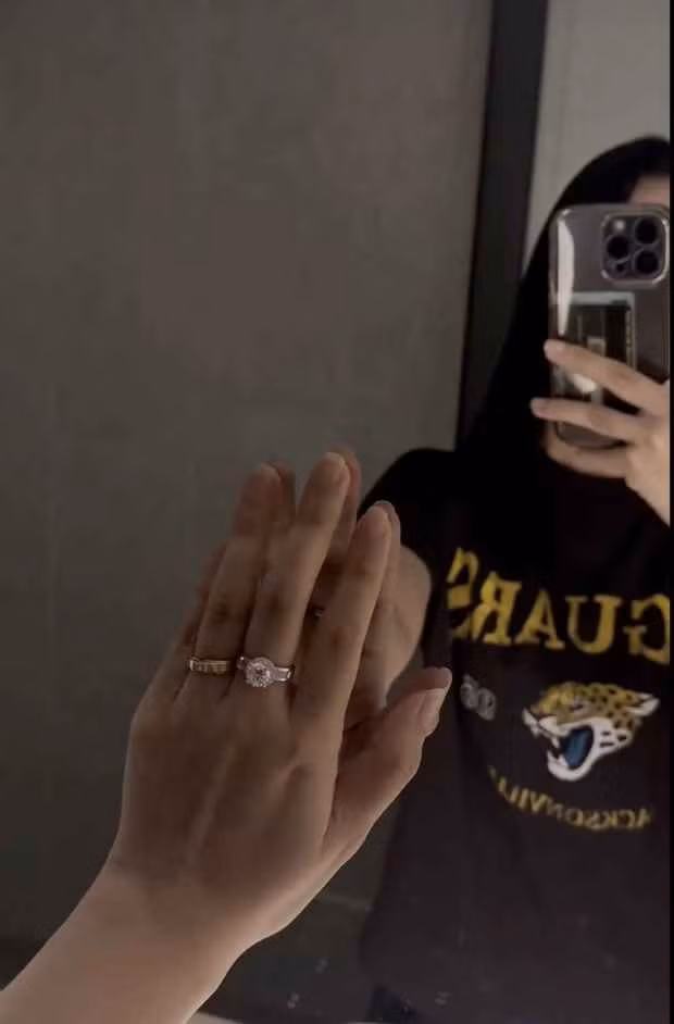 Trên trang cá nhân vợ của trung vệ Quế Ngọc Hải là Dương Thuỳ Phương khoe đôi tay đeo nhẫn đắt tiền.