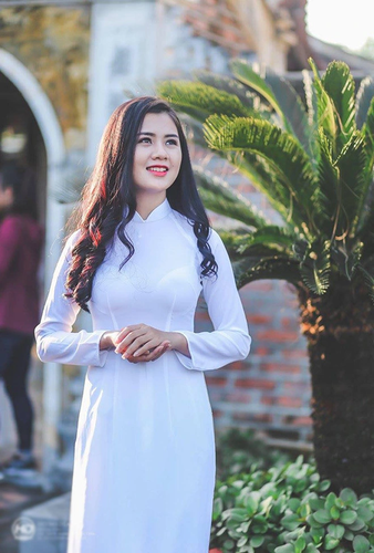 Mới đây Thuỳ Phương quyến luyến nắm tay khi phải chia tay chồng lên đường đi tập luyện.