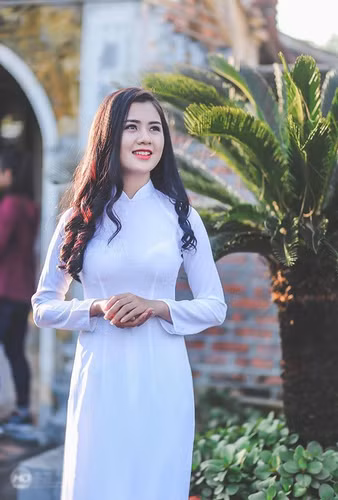 Mới đây Thuỳ Phương quyến luyến nắm tay khi phải chia tay chồng lên đường đi tập luyện.