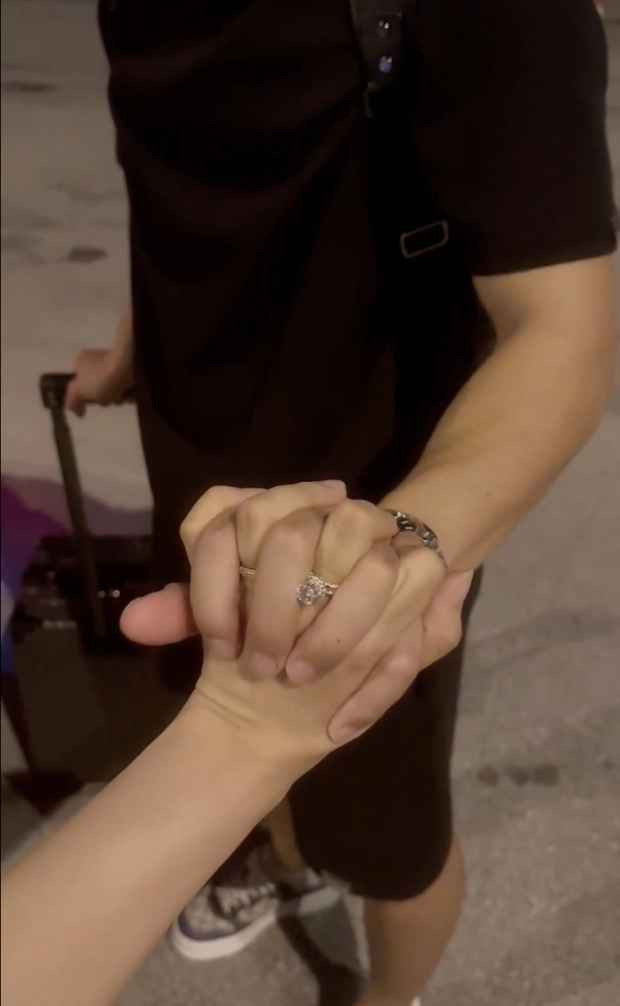 Đây cũng là dịp hiếm hoi vợ của Ngọc Hải khoe đồ xa xỉ, Thuỳ Phương ít khi khoe đồ hiệu, túi hiệu... có giá trị.