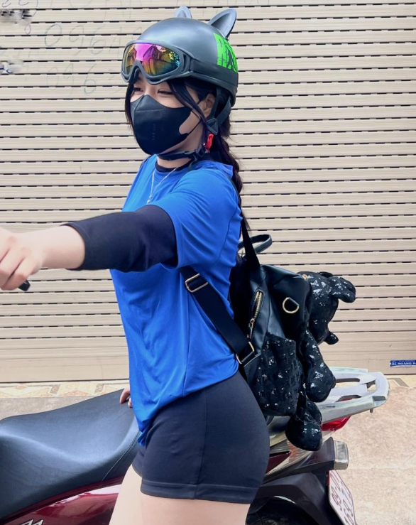 Sau đó, Anh Thơ chuyển hướng sang tập bóng chuyền và gia nhập một CLB trong tỉnh. Tuy vậy, đến thời điểm hiện tại, cô bạn đã rút khỏi CLB và chỉ đi đánh giải bóng chuyền ở hội đầu năm mới.