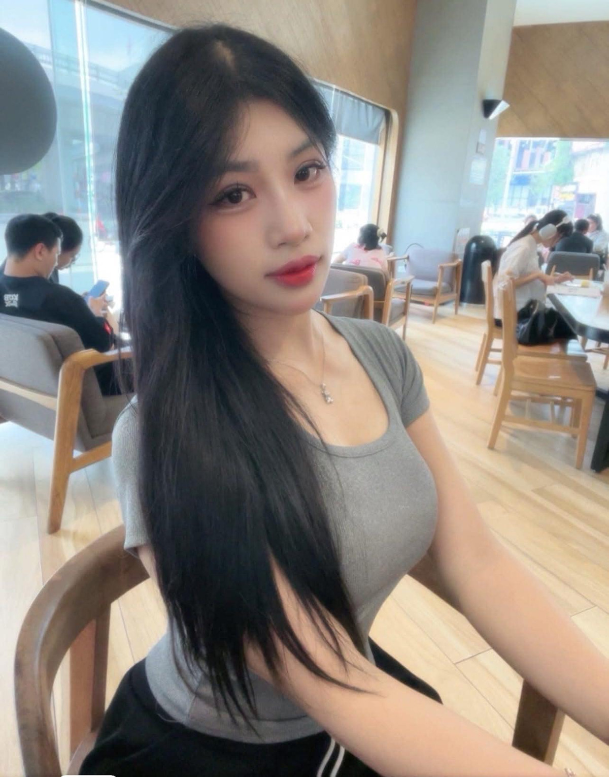 Theo Anh Thơ, khi mới vào đội bóng chuyền, các vận động viên phải thức dậy từ 5h để chạy bền nhiều ki-lô-mét. Tiếp đó, cả đội cùng ăn sáng và tham gia các bài tập chính để rèn kỹ thuật. Sau khi ăn trưa, Anh Thơ cùng đồng đội nghỉ ngơi và tiếp tục tập đến 5h30.