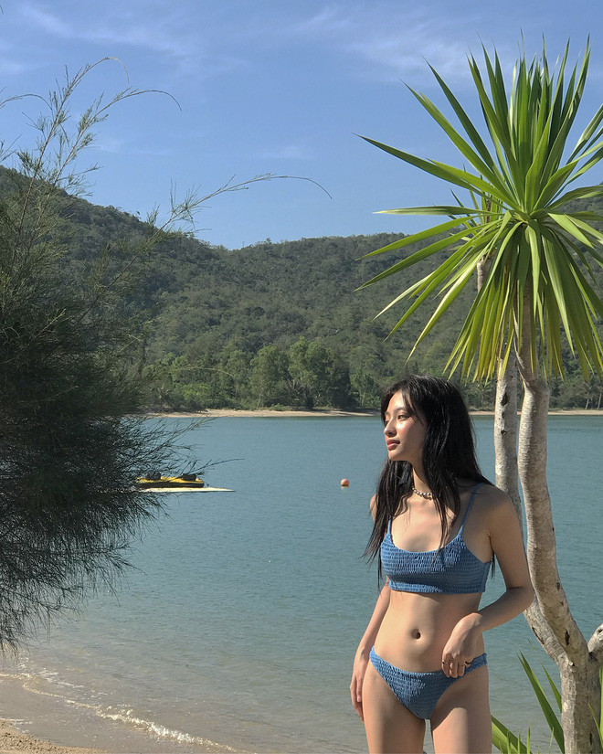 Dương Minh Ngọc lại một lần nữa chứng minh mình sở hữu vẻ đẹp thoát tục với bộ ảnh bikini không gợi dục của mình.