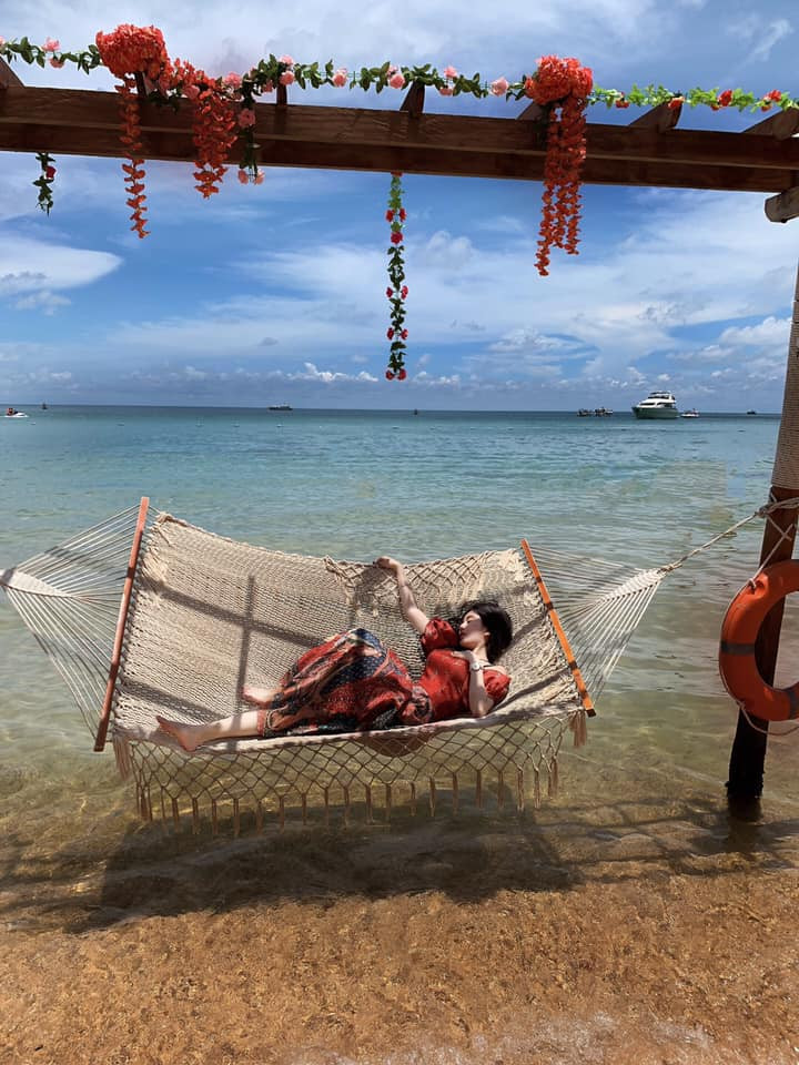 Võ Ngọc Trân gây sốt CĐM trong loạt ảnh đi biển với nhan sắc xinh xắn tựa búp bê. Cô nàng tết tóc hai bên, diện trang phục đi biển khá kín đáo nhưng không kém phần hút mắt.