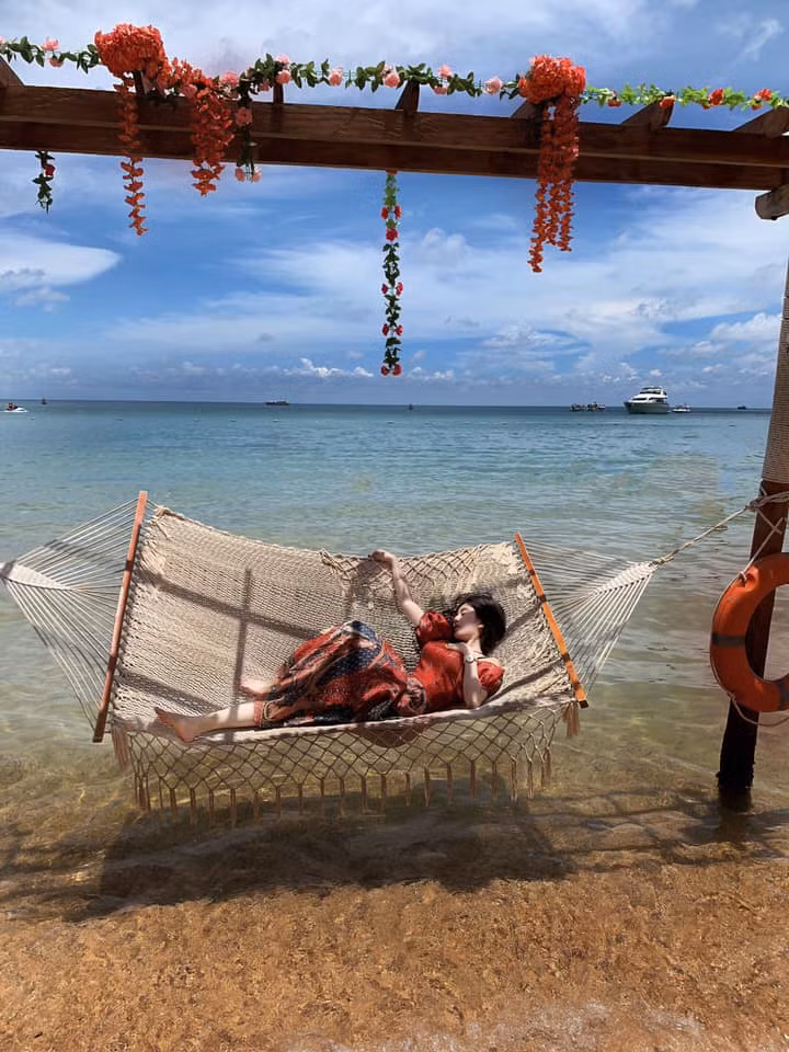 Võ Ngọc Trân gây sốt CĐM trong loạt ảnh đi biển với nhan sắc xinh xắn tựa búp bê. Cô nàng tết tóc hai bên, diện trang phục đi biển khá kín đáo nhưng không kém phần hút mắt.