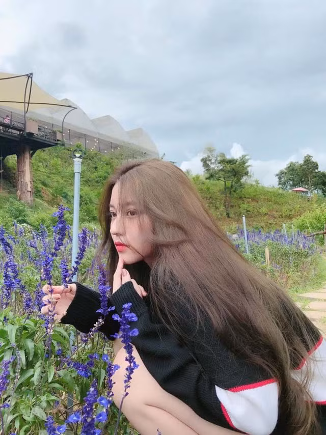 Bâu thường xuyên có kỳ nghỉ cùng cha mẹ và bạn bè ở vùng đất này. Thậm chí, cô nàng còn đòi chuyển ra ngoài biển ở vì quá thích vùng biển.