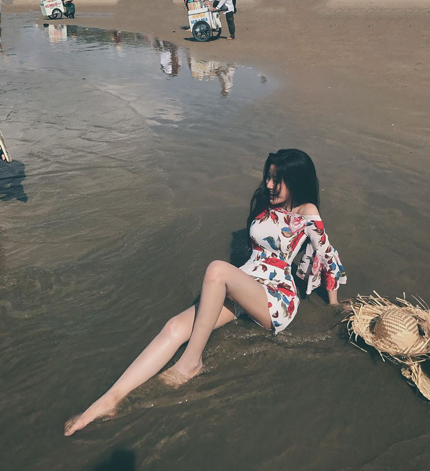Võ Ngọc Trân có vẻ rất thích đi biển, đây không phải là lần đầu tiên cô nàng khoe dáng trước biển khơi. Xinh hết phần thiên hạ trong vẻ đẹp của thiên nhiên hùng vĩ là điều mà dân tình để dưới phần bình luận của tấm ảnh đi biển hot girl 10X này.