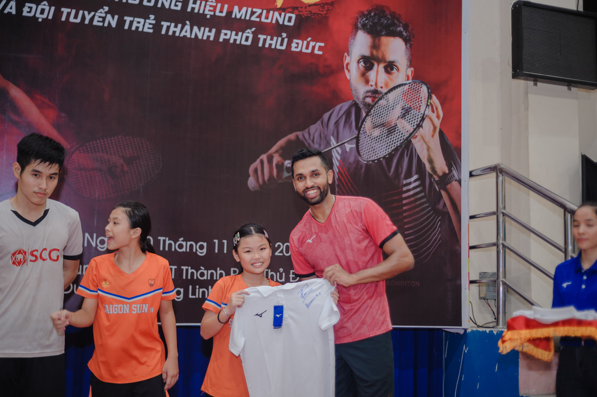 Bên cạnh viêc có mặt tại Việt Nam, Prannoy H.S còn mang đến nhiều món quà cho các VĐV nhí Việt Nam đến từ Mizuno, thương hiệu mà tay vợt nổi tiếng Thế giới này là gương mặt đại diện.