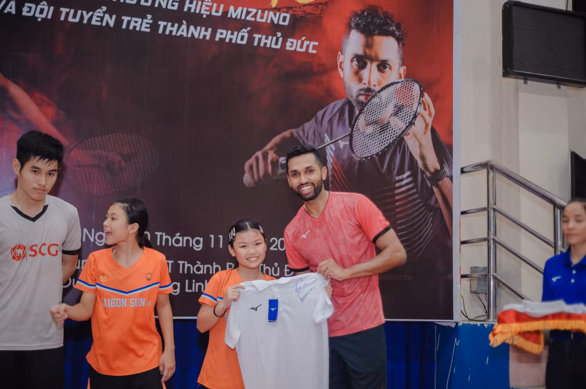 Bên cạnh viêc có mặt tại Việt Nam, Prannoy H.S còn mang đến nhiều món quà cho các VĐV nhí Việt Nam đến từ Mizuno, thương hiệu mà tay vợt nổi tiếng Thế giới này là gương mặt đại diện.