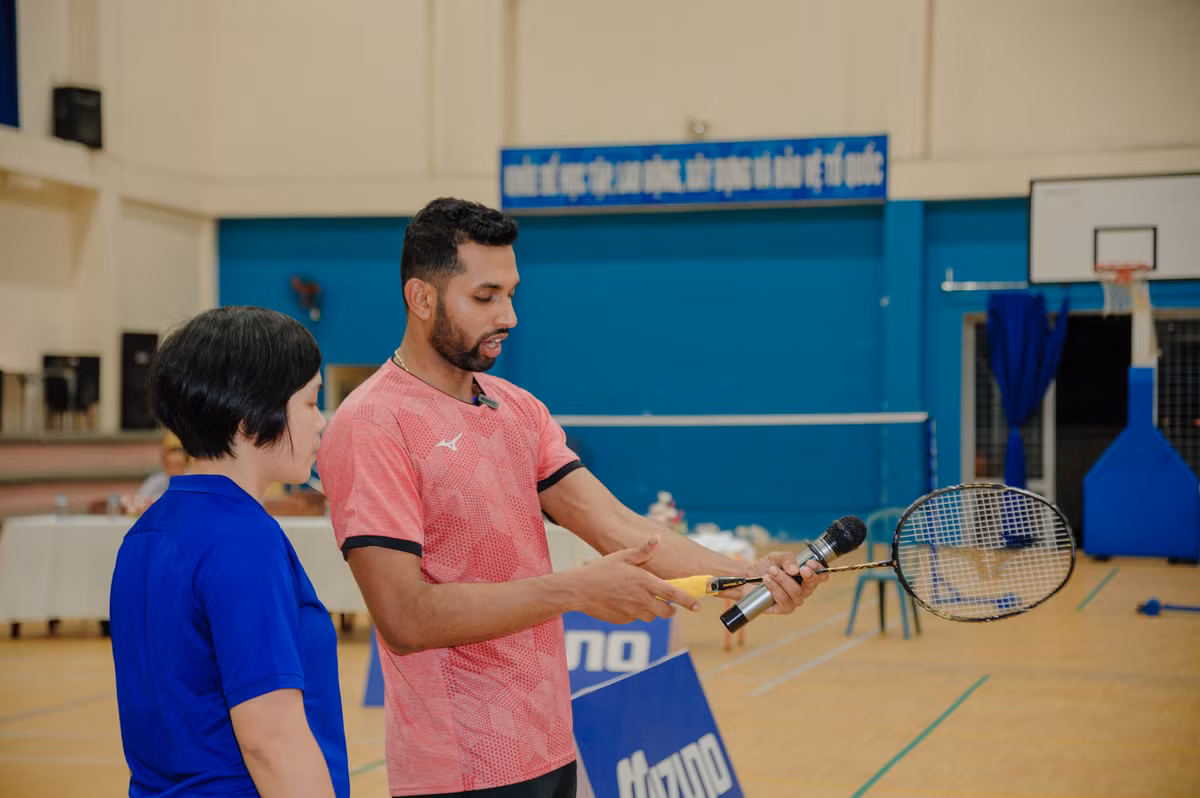 VĐV Prannoy H.S đã biểu diễn và thi đấu giao lưu cả nội dung đánh đơn và đánh đôi cùng các VĐV tuyển trẻ thành phố Thủ Đức.