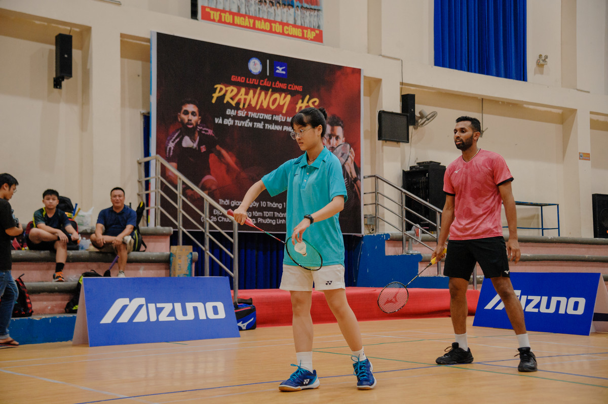 Sự hài hước cùng khả năng kết nối của anh tạo nên không khí sôi động và vui vẻ cho các em thiếu nhi tham dự buổi giao lưu.