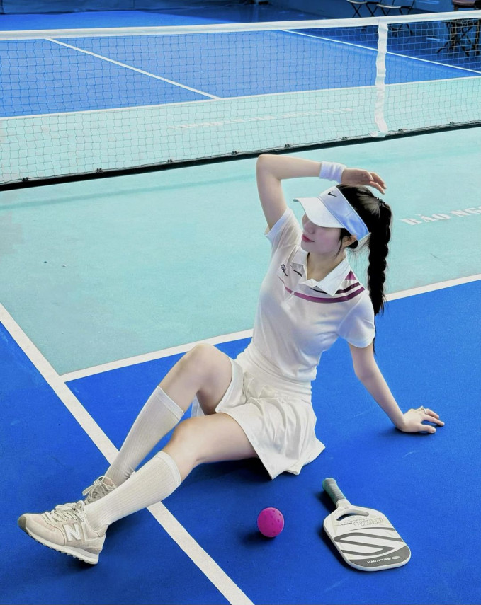 Nguyễn Nụ mới chơi nhưng thường xuyên ra sân pickleball cùng hội chị em.