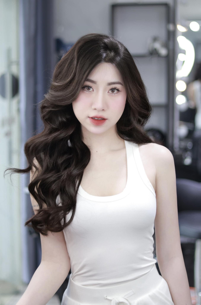 Hot-girl quê Hải Dương mặc đồ thoải mái, lực đánh bóng của cô nàng khiến ai cũng phải bất ngờ. Nhiều người không ngần ngại bình luận Nguyễn Nụ đánh bóng như "bằng cả tính mạng".