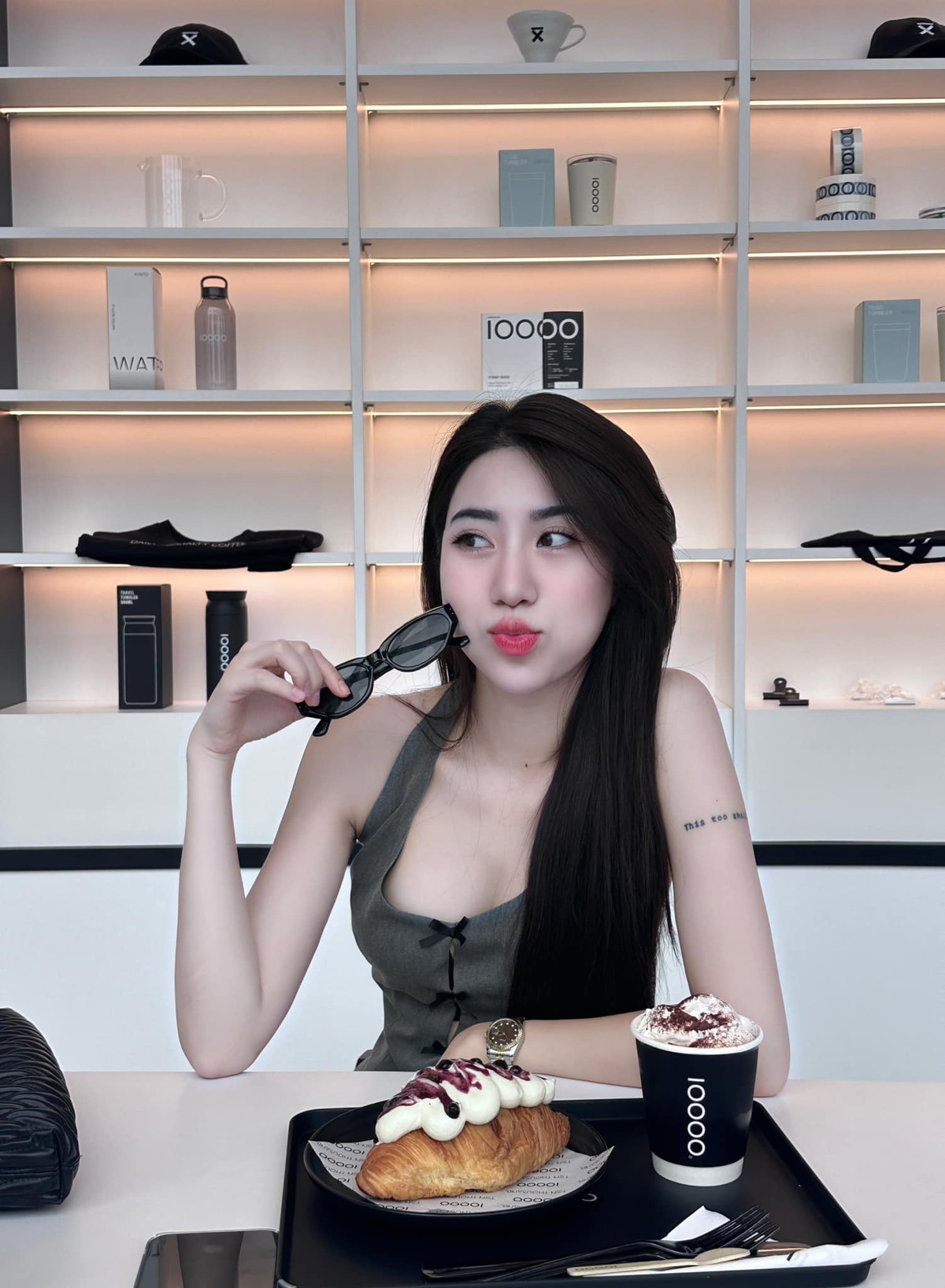 Nguyễn Nụ hiện có hơn 60 nghìn người theo dõi trên Facebook, hơn 16 nghìn người theo dõi trên Instagram.