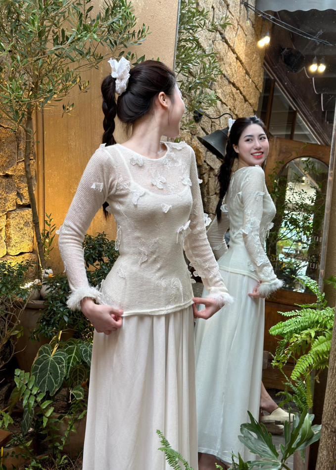 Có anh trai là cầu thủ nổi tiếng nên Nguyễn Thị Nụ (sinh năm 1997) - em gái ruột của Văn Toàn cũng nhận được không ít sự quan tâm.