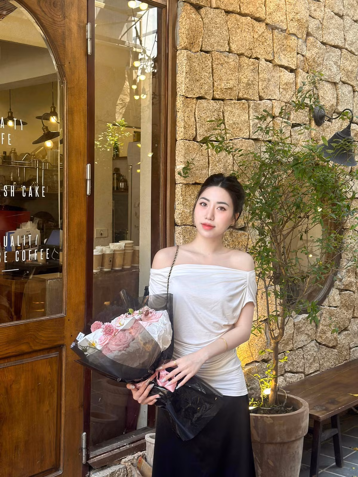 Theo thời gian, em gái Văn Toàn được khen ngày càng nhuận sắc.