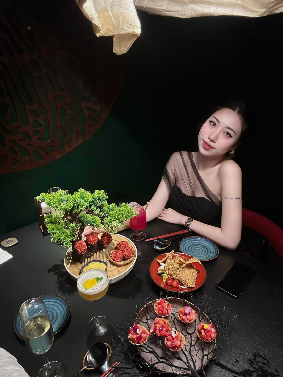 Ngoài ra, Nguyễn Nụ còn giúp Văn Toàn quản lý một quán cà phê. Cô nàng sở hữu vẻ đẹp dịu dàng, đáng yêu.