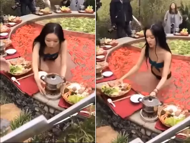 Cô gái này mặc bikini đứng dưới nước phục vụ lẩu cho thực khách.