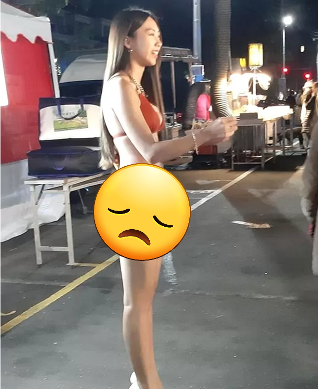 Theo chia sẻ của người đăng những tấm ảnh trên, bất chấp thời tiết giá lạnh của Đài Loan, cô gái trên vẫn diện bộ đồ tắm đứng giữa khu chợ để rao bán những trái ổi. Điều này thu hút nhiều người tò mò nhưng cũng không ít ý kiến tỏ ra bức xúc bởi lối ăn mặc phản cảm của nữ chính.