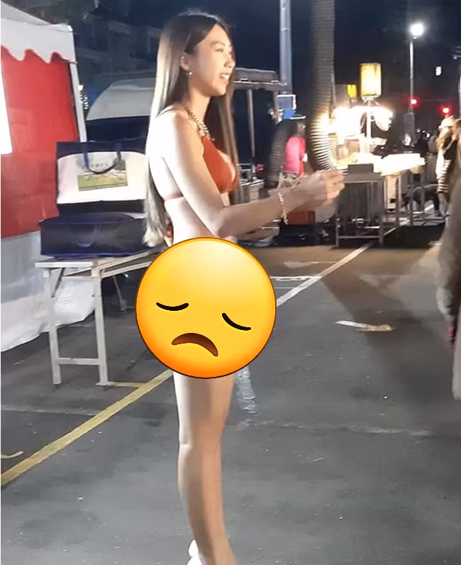 Theo chia sẻ của người đăng những tấm ảnh trên, bất chấp thời tiết giá lạnh của Đài Loan, cô gái trên vẫn diện bộ đồ tắm đứng giữa khu chợ để rao bán những trái ổi. Điều này thu hút nhiều người tò mò nhưng cũng không ít ý kiến tỏ ra bức xúc bởi lối ăn mặc phản cảm của nữ chính.