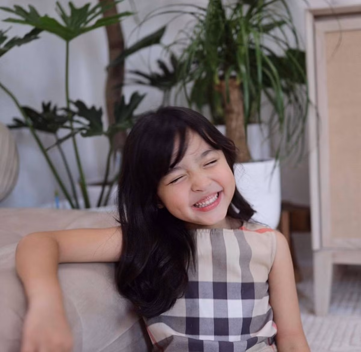 Con gai my nhan dep nhat Philippines chup o phong khach ma gay sot-Hinh-5