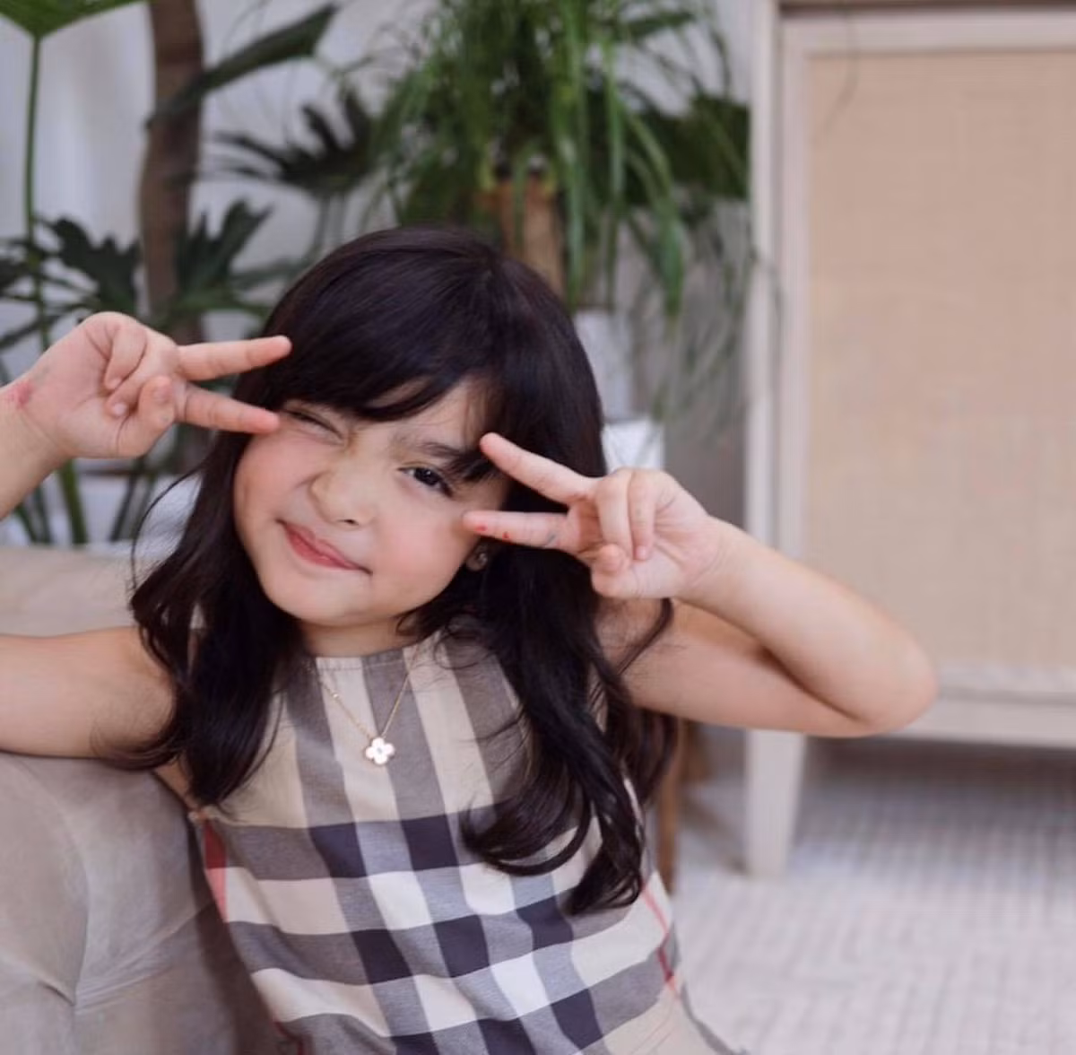 Con gai my nhan dep nhat Philippines chup o phong khach ma gay sot-Hinh-4