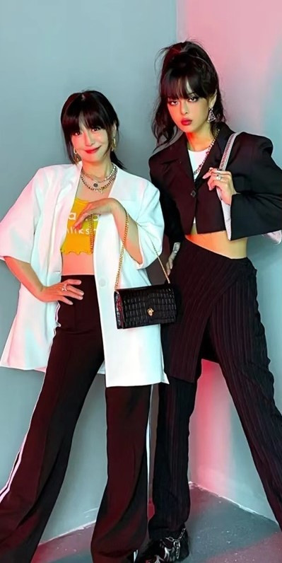 Me chup anh cung con gai, co trai tre xin lam quen