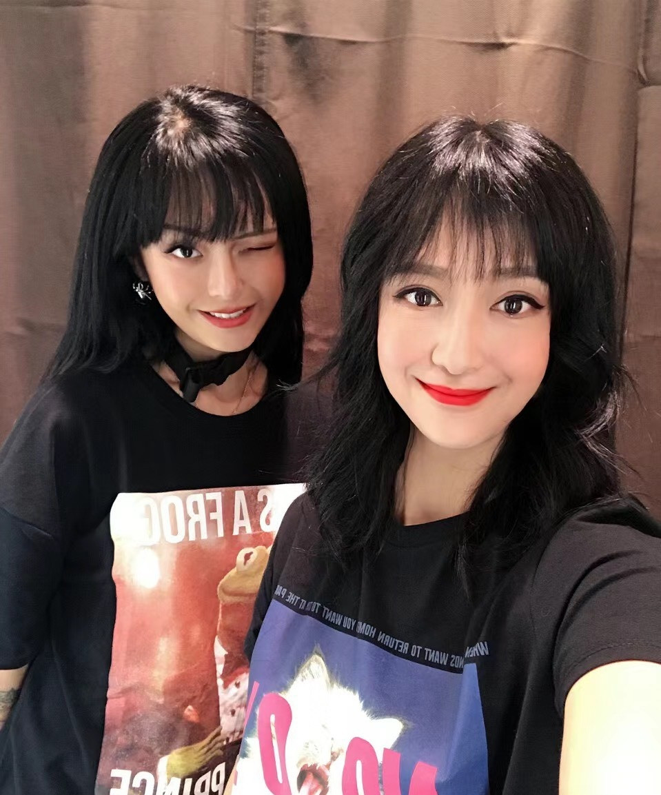 Mỗi tối, Tina luôn áp dụng chu trình skincare với nhiều bước tỉ mỉ, sử dụng các sản phẩm đến từ thương hiệu nổi tiếng. Cô cũng không quên các bài tập yoga để rèn luyện sự dẻo dai, đồng thời cũng là chìa khóa cho sự trẻ trung của mình.