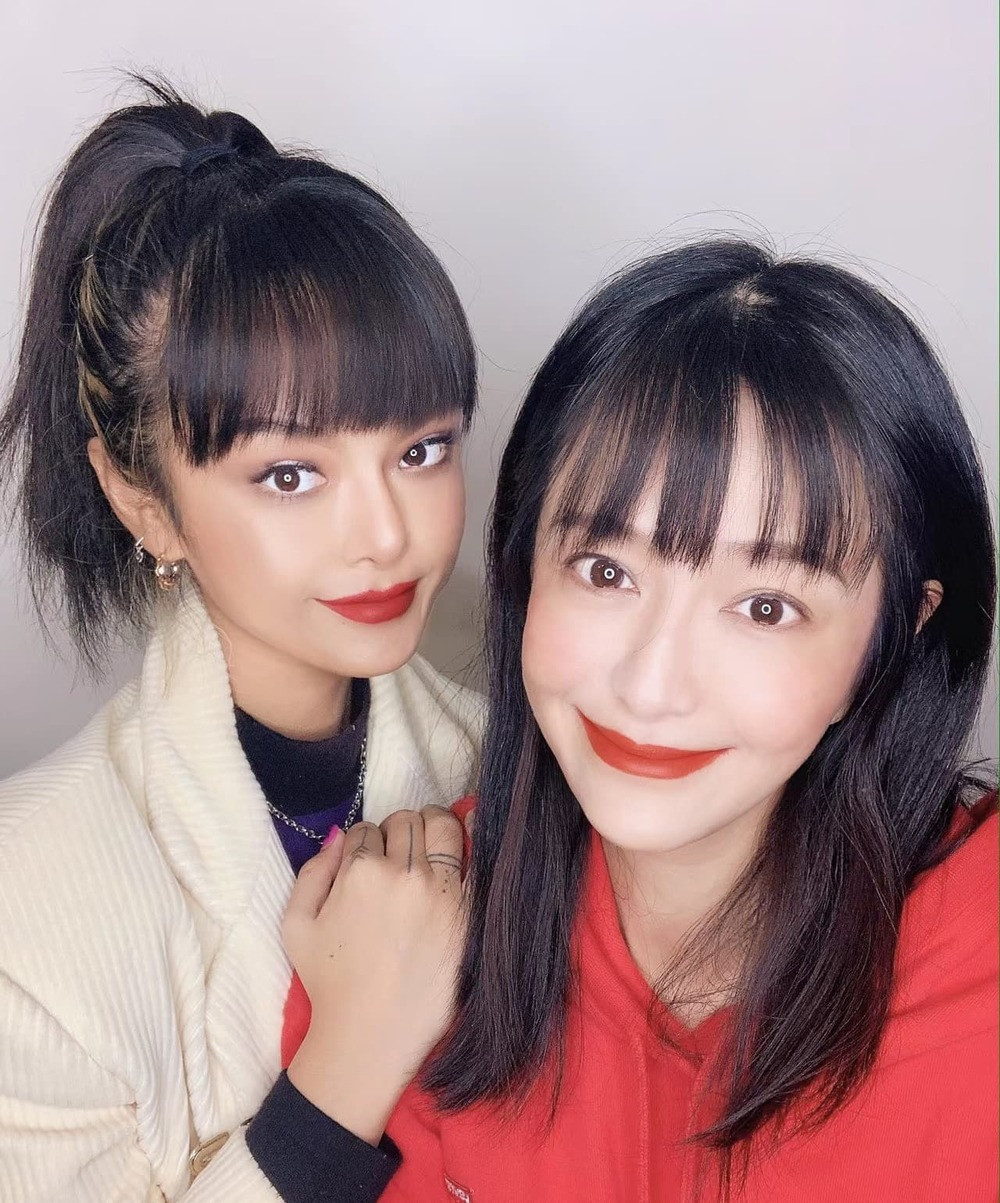 Để làm được điều này, Tina đã phải học trang điểm, dưỡng da một cách kĩ càng. Bên cạnh đó, bà mẹ một con ngày còn chăm chỉ luyện tập thể thao để có được vóc dáng mảnh mai, nuột nà.