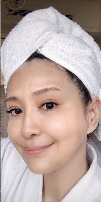 Dù diện đồ theo phong cách năng động hay cổ điển, Tina vẫn ghi điểm bởi những trang phục tôn dáng, màu sắc tuy đơn giản nhưng kết hợp rất hài hòa.