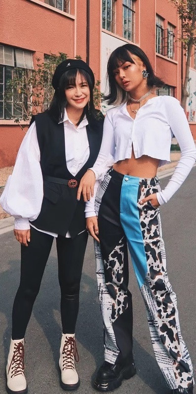 Được biết, cặp mẹ con này đều là gương mặt khá nổi tiếng trên mạng xã hội ở Trung Quốc. Người mẹ có tên là Tina thậm chí còn có lượng theo dõi trên trang cá nhân nhiều hơn cả con gái mình.