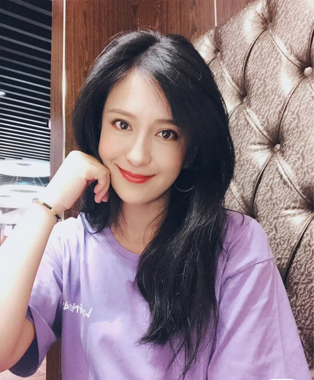 Cả hai dường như không hề có sự chênh lệch nhiều về nhan sắc hay tuổi tác. Đôi khi phong cách trang điểm đậm của con gái còn khiến cô trông đứng tuổi hơn cả mẹ của mình.