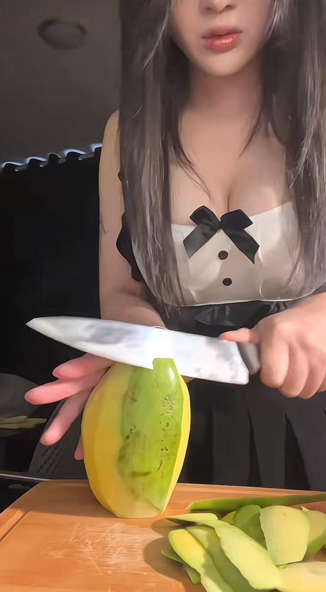 Thay vì mặc tạp dề nội trợ, cô nàng lại diện những bộ trang phục bỏng mắt, hở bạo, khiến cả triệu anh em game thủ không thể rời mắt.