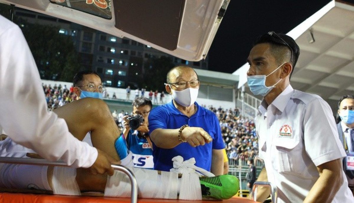 Đỗ Hùng Dũng chấn thương khiến CLB Hà Nội FC thiệt người tại các vòng đấu tiếp theo tại V-League 2021, AFC Cup 2021. Còn đội tuyển Việt Nam sẽ không có sự của cầu thủ từng giành Quả bóng vàng tại Vòng loại World Cup 2022 diễn ra vào tháng 6 tới.