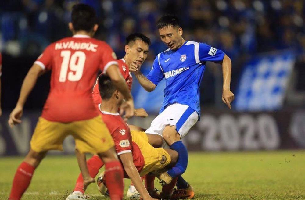Trước Đỗ Hùng Dũng, V-League từng chứng kiến không ít pha vào bóng ác ý khiến đối phương gẫy chân. Điển hình như trường hợp của Hải Huy trong trận đấu gặp Hồng Lĩnh Hà Tĩnh tại vòng 3 V-League 2020.