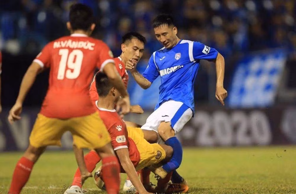 Trước Đỗ Hùng Dũng, V-League từng chứng kiến không ít pha vào bóng ác ý khiến đối phương gẫy chân. Điển hình như trường hợp của Hải Huy trong trận đấu gặp Hồng Lĩnh Hà Tĩnh tại vòng 3 V-League 2020.